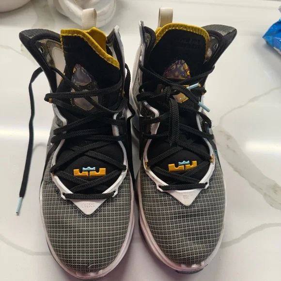 Nike Black and Yellow Sneakers High-Performance Design - Picture 2 of 5